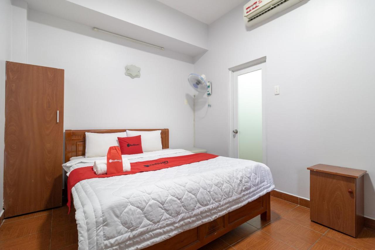 RedDoorz near Tan Huong Market Ho Chi Minh City Bagian luar foto