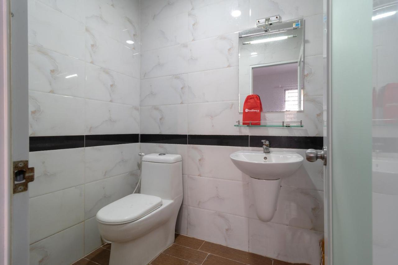 RedDoorz near Tan Huong Market Ho Chi Minh City Bagian luar foto