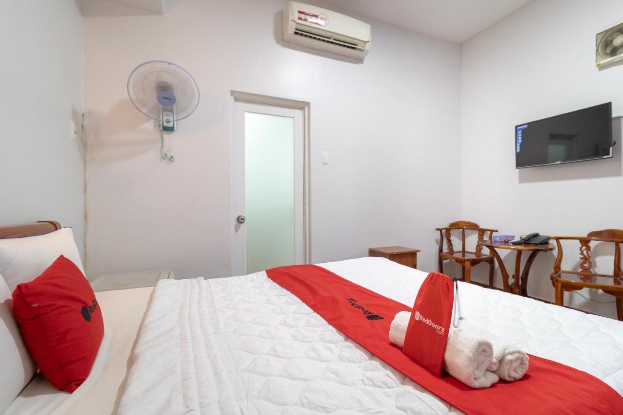 RedDoorz near Tan Huong Market Ho Chi Minh City Bagian luar foto
