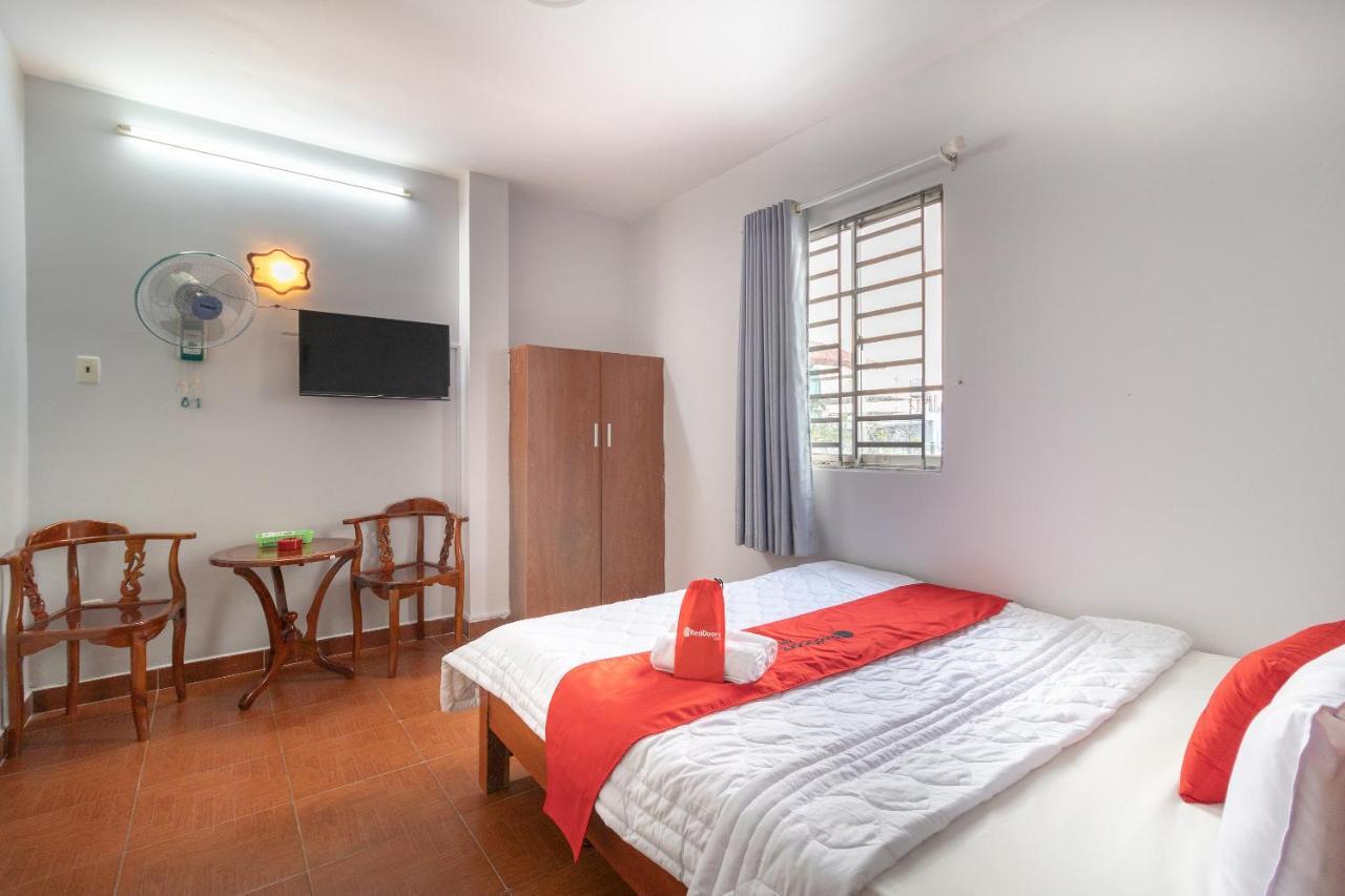 RedDoorz near Tan Huong Market Ho Chi Minh City Bagian luar foto